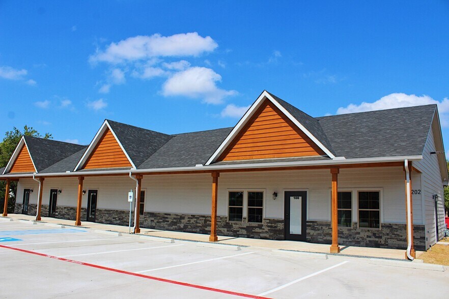 Primary Photo Of 202 W Main St, Gunter Medical For Sale