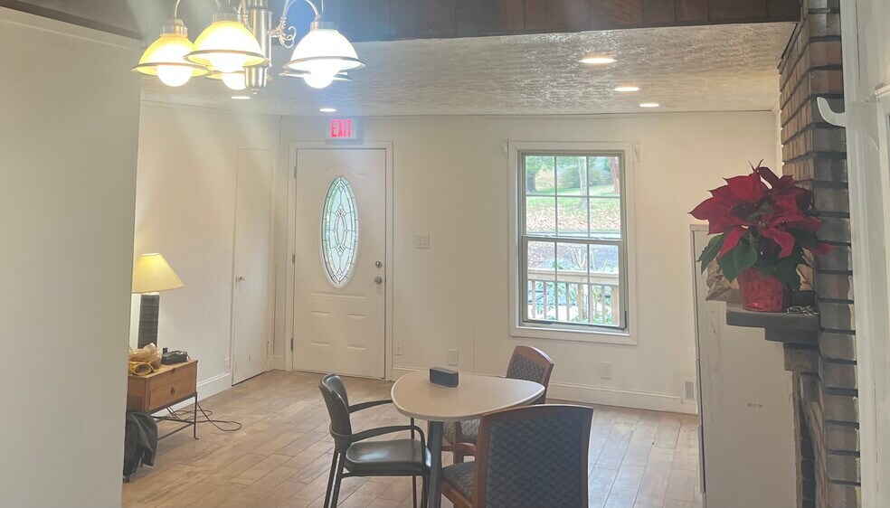 More Photos Of 2230 Palm St, Canton Office For Lease