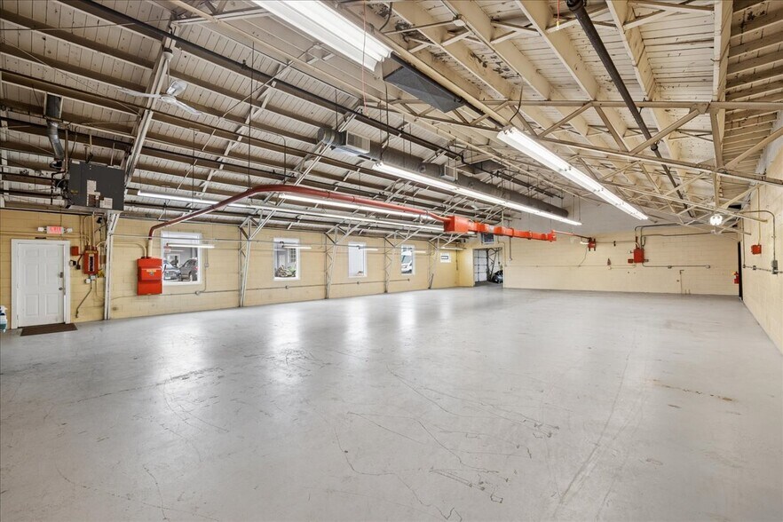 More Photos Of 931 W Wilson St, Batavia Warehouse For Lease