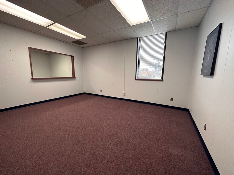 More Photos Of 811 N Macomb St, Monroe Office For Sale
