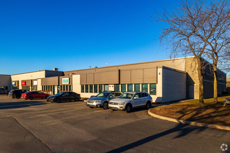 Primary Photo Of 350-390 Rue Mcarthur, Saint-Laurent Warehouse For Lease