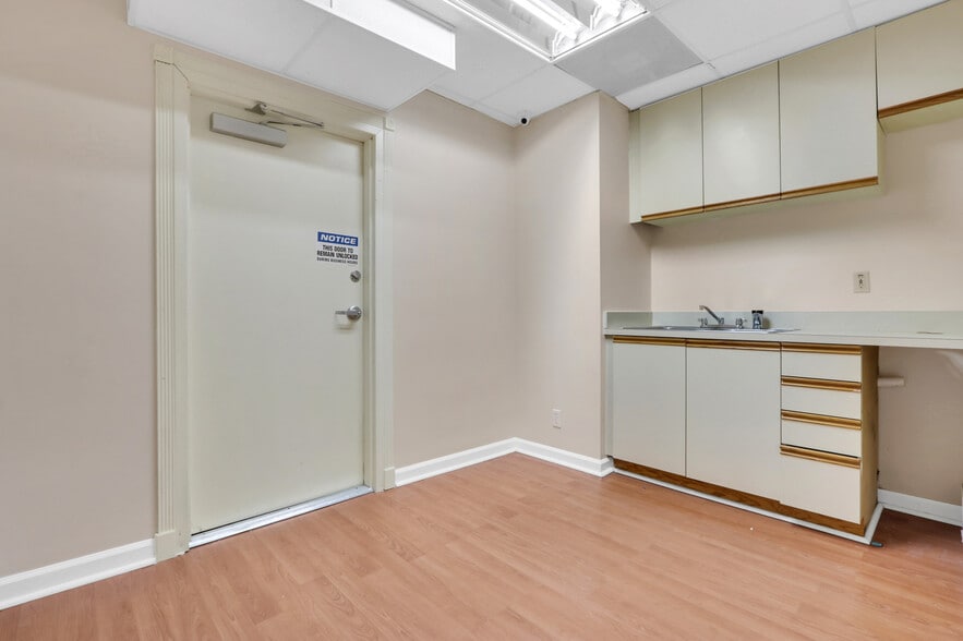 More Photos Of 2240 Palm Beach Lakes Blvd, West Palm Beach Office For Sale