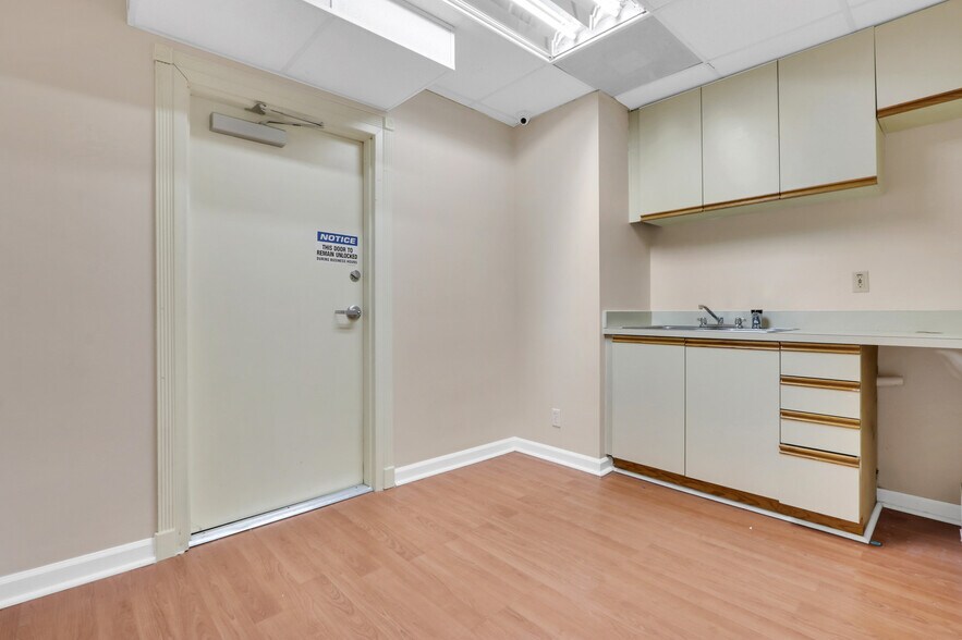 More Photos Of 2240 Palm Beach Lakes Blvd, West Palm Beach Office For Sale