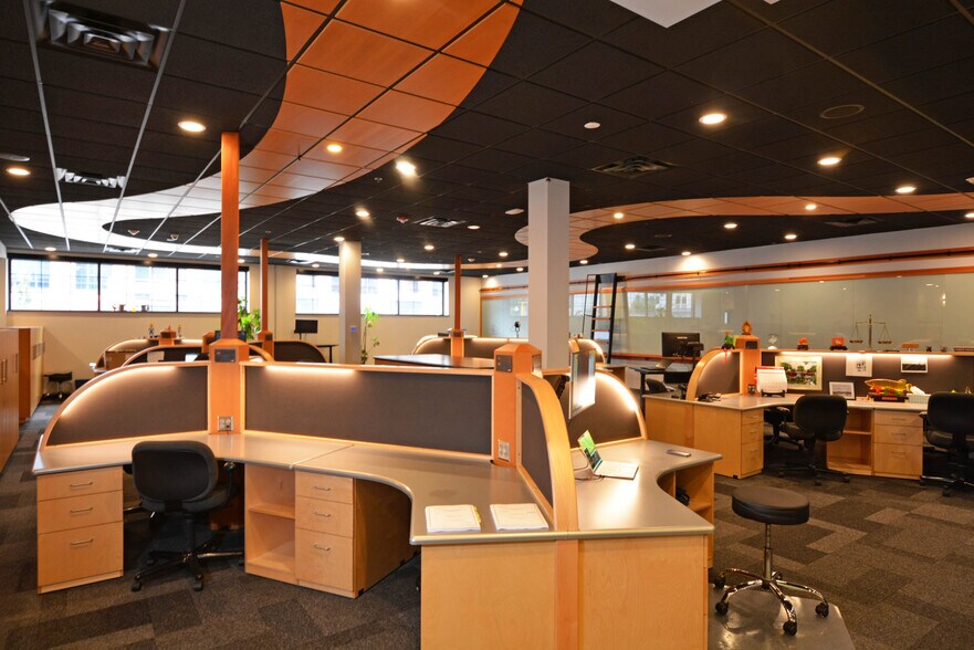 More Photos Of 1001 Washington Ave S, Minneapolis General Retail For Sale