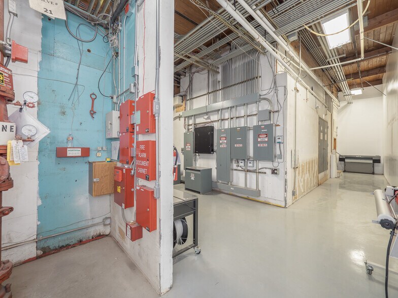 More Photos Of 630 SW Walnut St, Hillsboro Warehouse For Sale
