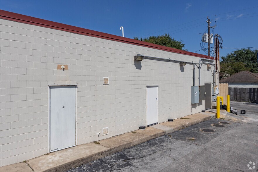 More Photos Of 7049-7061 Lawndale St, Houston Unknown For Lease