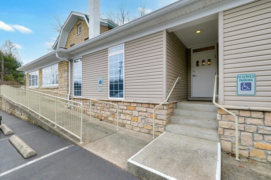 More Photos Of 3208 College Dr, Louisville Office Residential For Lease