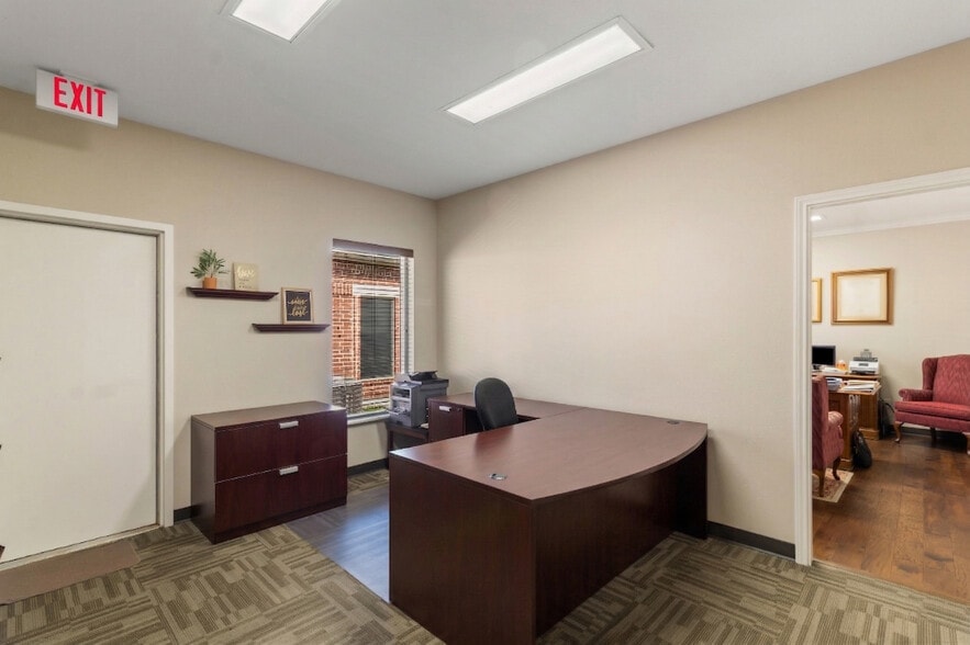 More Photos Of 3330 Longmire Dr, College Station Office For Sale