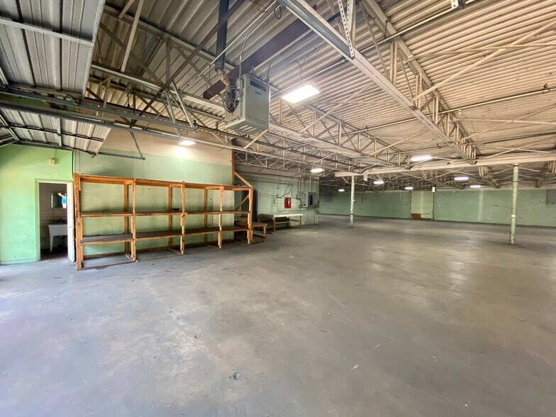 More Photos Of 318 Gidney St, Shelby Warehouse For Lease