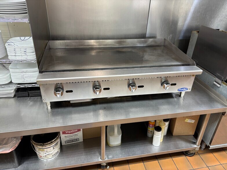 More Photos Of 140 E 12th St, Imperial Restaurant For Sale