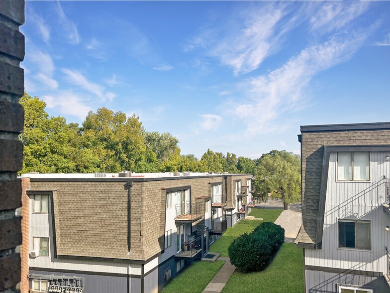 More Photos Of 9805 E 61st St, Kansas City Apartments For Sale