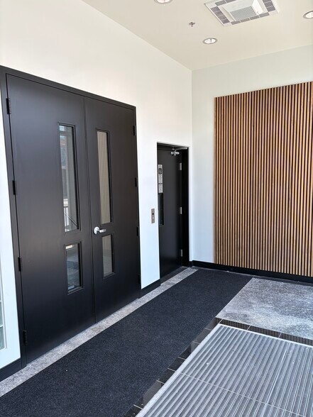 More Photos Of 9855 Rue Meilleur, Montréal Manufacturing For Lease