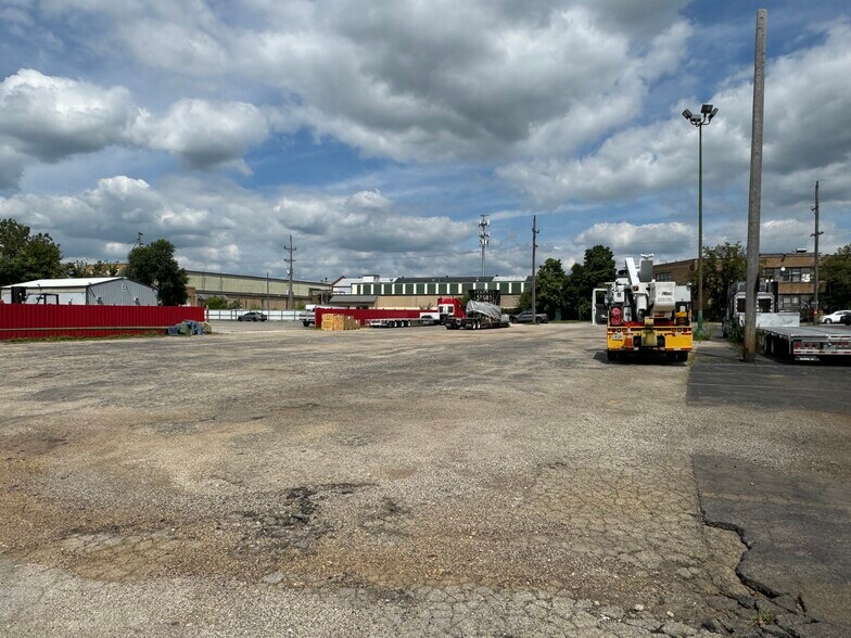 More Photos Of 644 W Park Ave, Aurora Truck Terminal For Sale