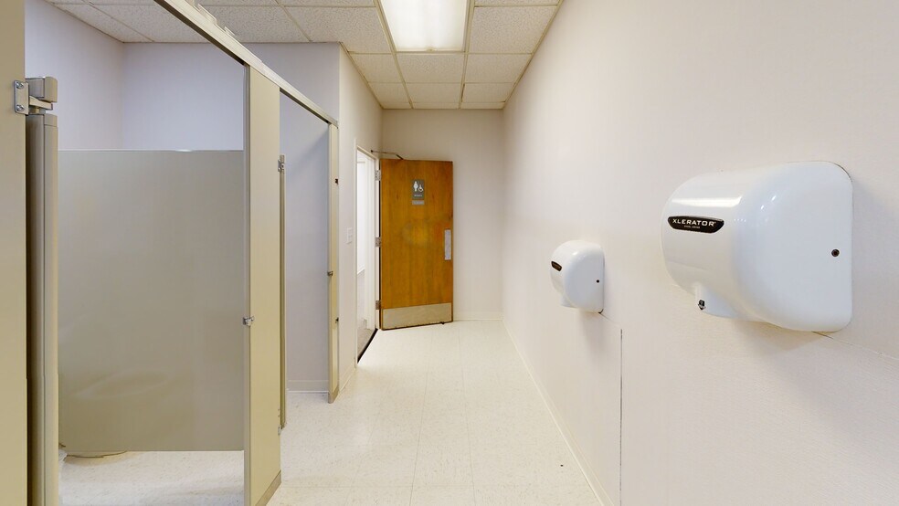 More Photos Of 2900 S Main St, Searcy Office For Sale