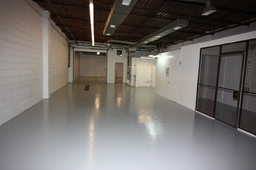 More Photos Of 927 8th Ave, Huntington Veterinarian Kennel For Lease