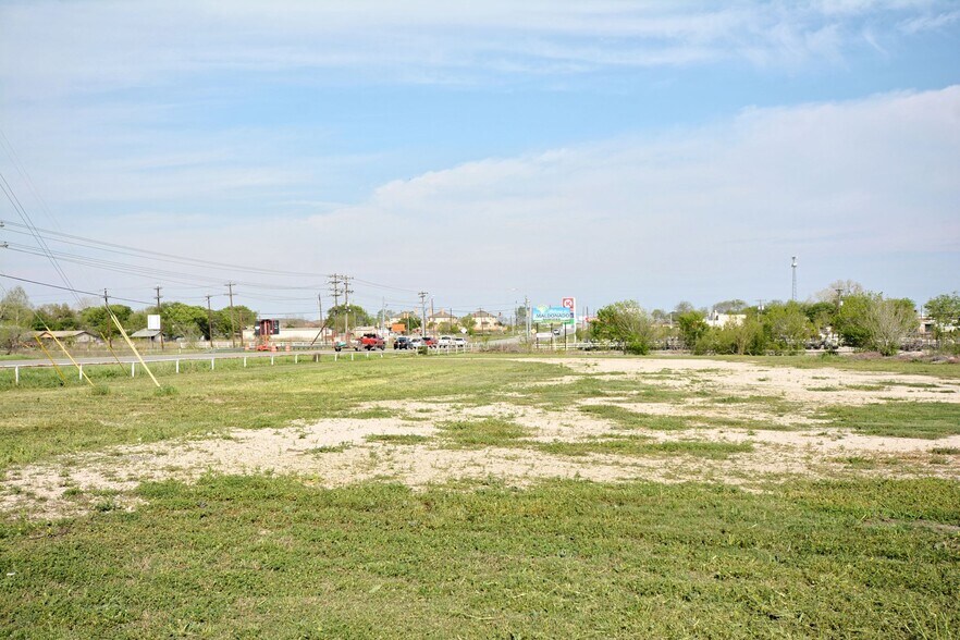 More Photos Of 120 E Zipp Rd, New Braunfels General Retail For Sale