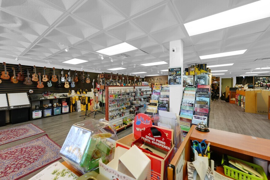 More Photos Of 1333-1335 Johnston Rd, White Rock Storefront For Sale