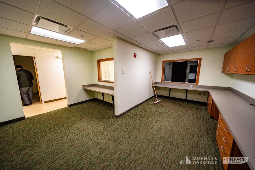 More Photos Of 6900 Pearl Rd, Middleburg Heights Medical For Lease