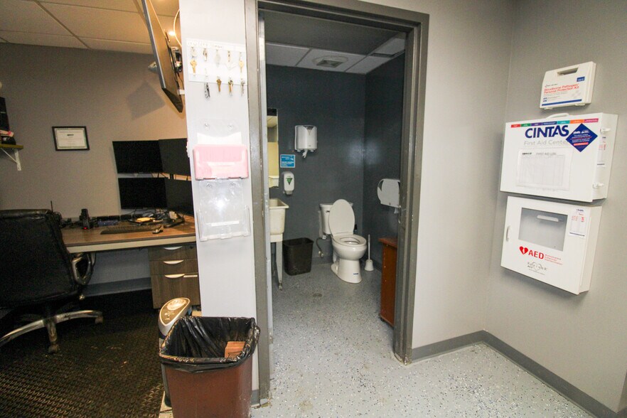 More Photos Of 5640 44th Ave S, Clinton Office For Sale