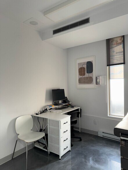 More Photos Of 3858-3870 Notre-Dame, Laval Office For Sale