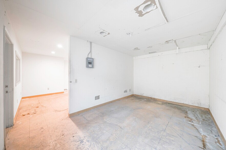 More Photos Of 6943 Eton Ave, Canoga Park Manufacturing For Sale