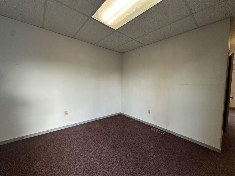 More Photos Of 32 William F Palmer Rd, Moodus Freestanding For Lease