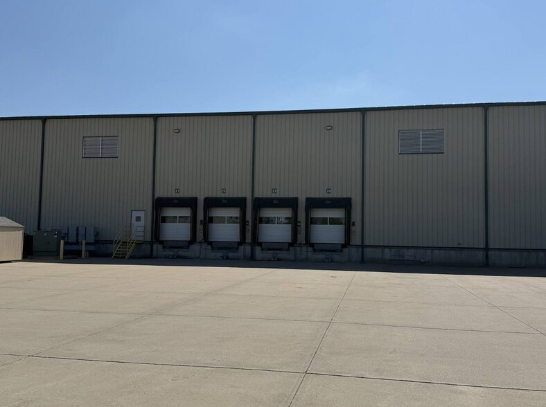 More Photos Of 7200 N Air Capitol Dr, Park City Warehouse For Lease