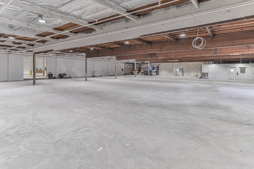 More Photos Of 7428 Bellaire Ave, North Hollywood Warehouse For Lease