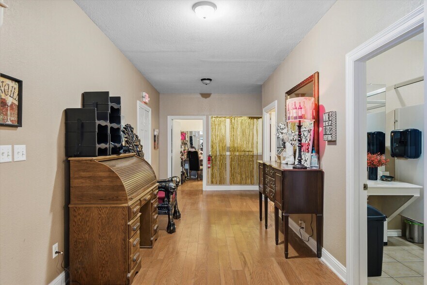 More Photos Of 109 N Houston St, Edgewood Restaurant For Sale