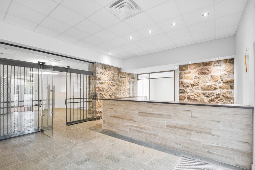 More Photos Of 4 Rue Saint-Charles E, Longueuil Office For Lease
