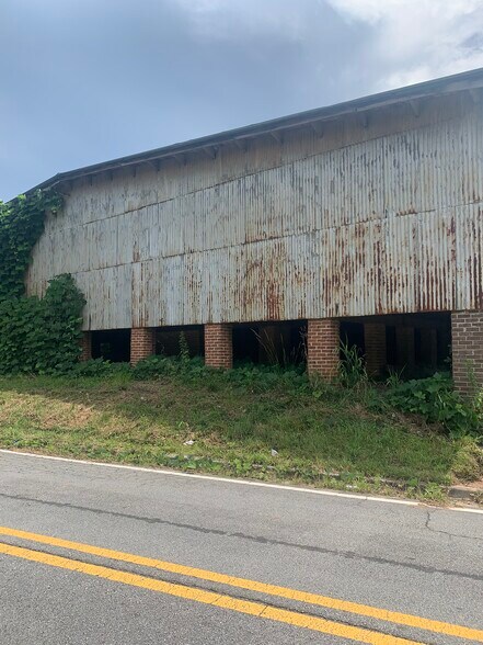 More Photos Of 320 N Aycock St, Carrollton Warehouse For Lease
