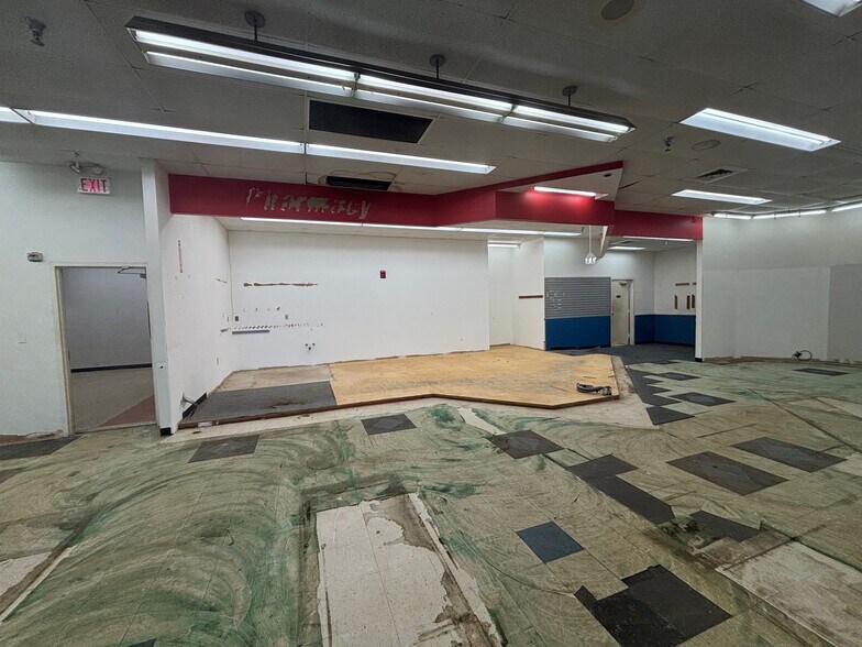 More Photos Of 427-429 W McIntyre St, Mullins Unknown For Lease