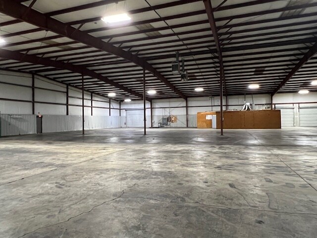 More Photos Of 206 Industrial Ct, Carrollton Warehouse For Lease