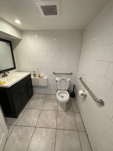 More Photos Of 4900 Lankershim Blvd, North Hollywood Freestanding For Sale