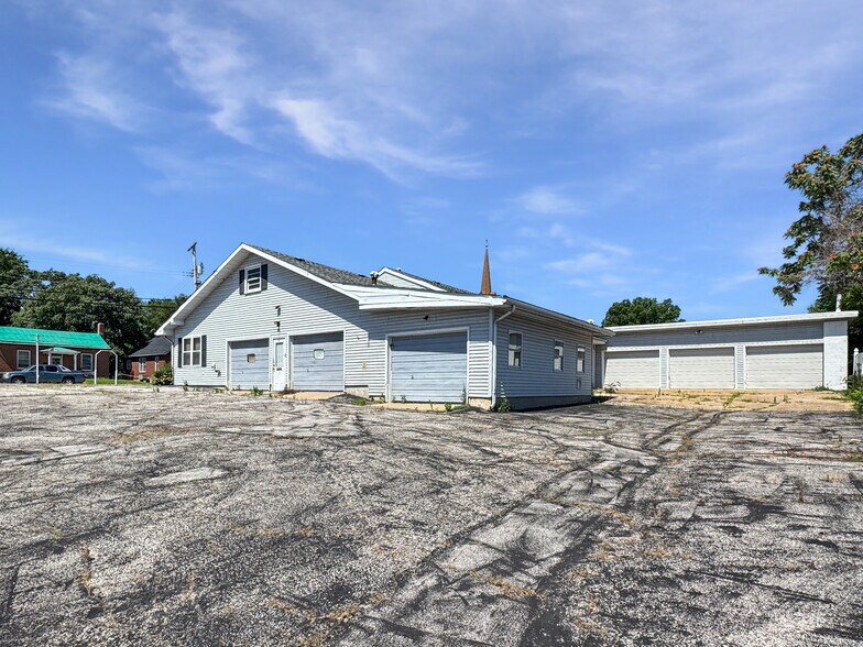 More Photos Of 129 E 5th St, Washington Showroom For Sale