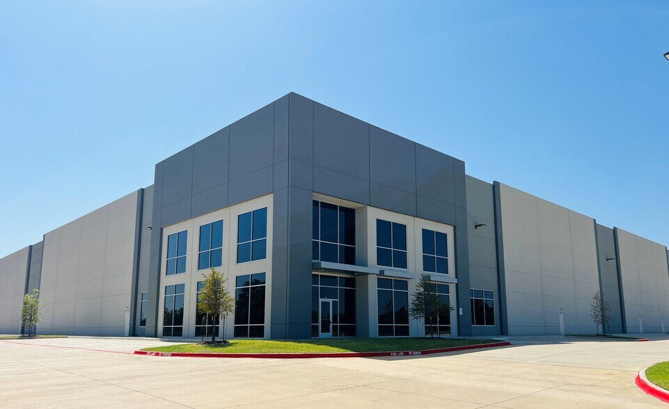 More Photos Of 212 Swisher Rd, Lake Dallas Distribution For Sale
