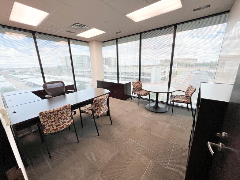 More Photos Of 303 Veterans Airpark Ln, Midland Office For Lease