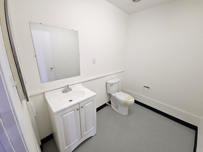 More Photos Of 1470 E Gardena Rd, Fort Mohave Flex For Lease