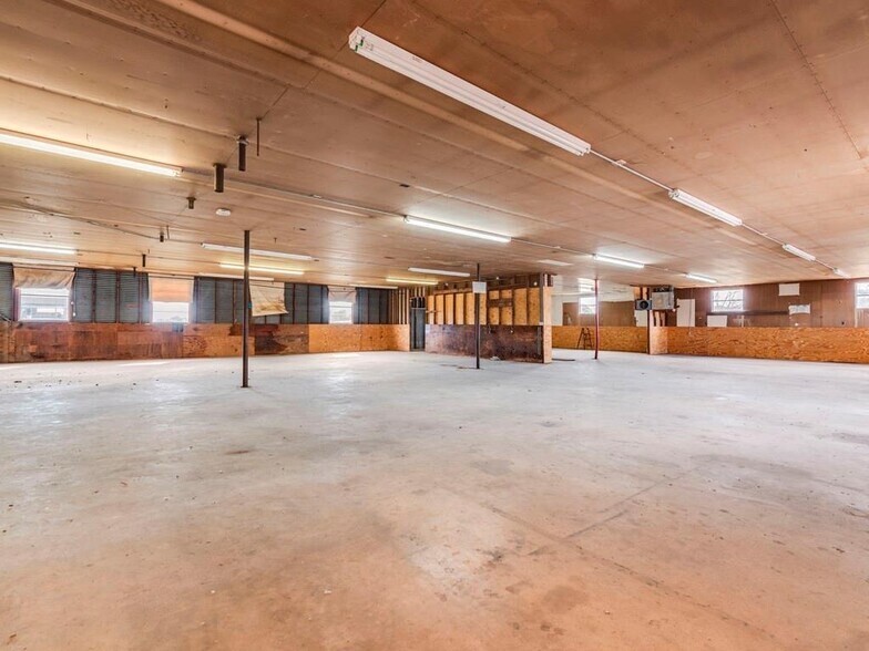 More Photos Of 185 S Titus St, Giddings Freestanding For Sale