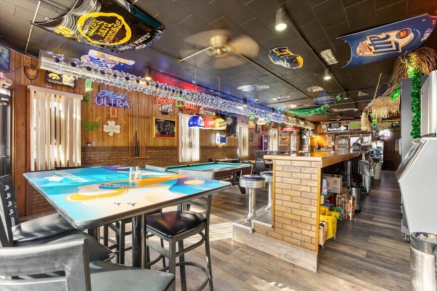 More Photos Of 1034 8th St, Onawa Bar For Sale