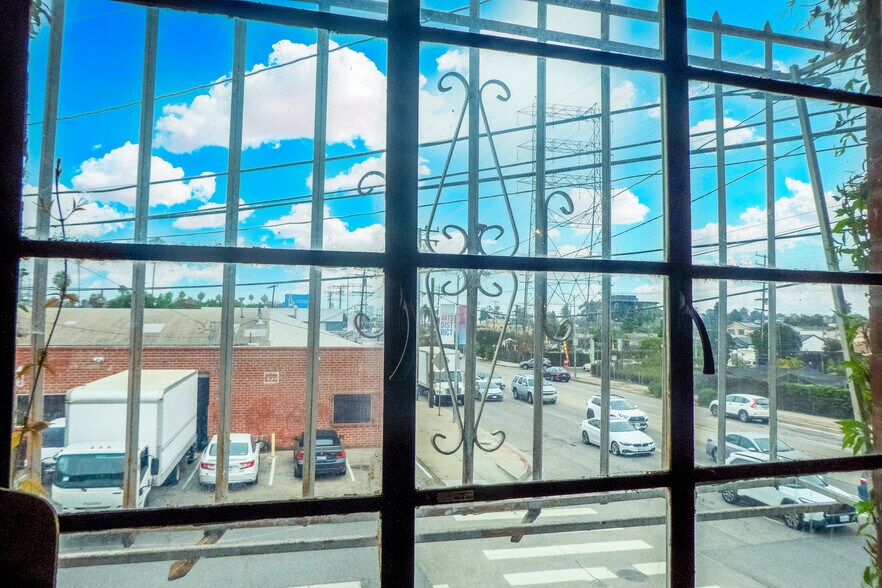 More Photos Of 2707 Fairfax Ave, Culver City Light Distribution For Lease