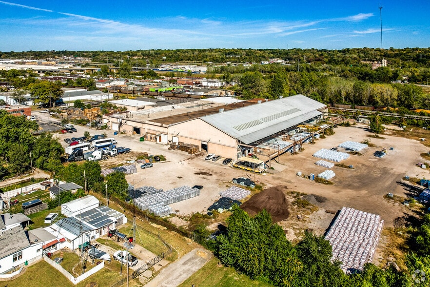 More Photos Of 7219 E 17th St, Kansas City Manufacturing For Lease