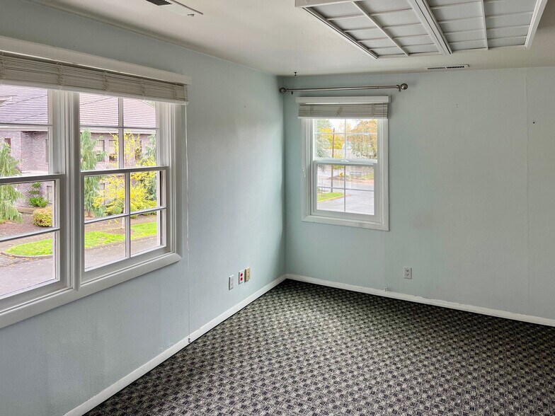 More Photos Of 358 Superior St SE, Salem Office For Sale