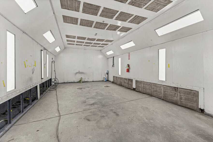 More Photos Of 12950 Lyndon Ave, Detroit Warehouse For Lease