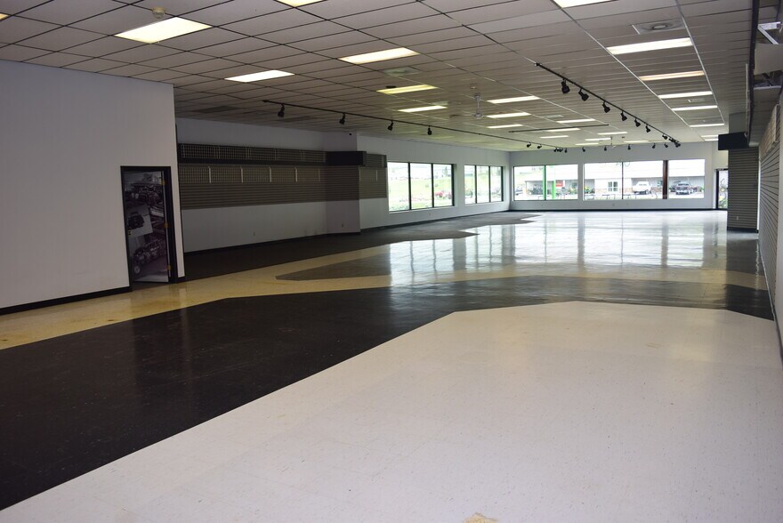 More Photos Of 2013 General Potter Hwy, Centre Hall Showroom For Sale