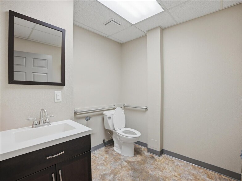 More Photos Of 950-960 Uglow Ave SE, Dallas Medical For Sale