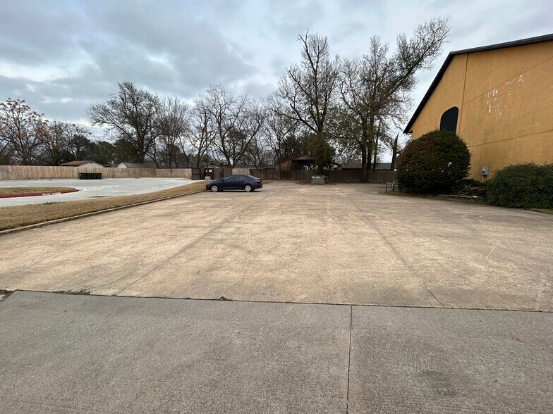 More Photos Of 1610 Posey Ln, Sulphur Springs Office For Sale