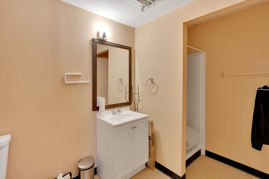 More Photos Of 2124 Thomas R Cannell Rd, Thermal Office For Sale