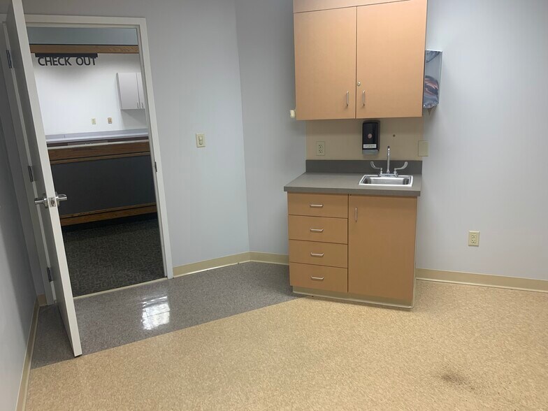 More Photos Of 407 E. Main, Spencer Medical For Lease