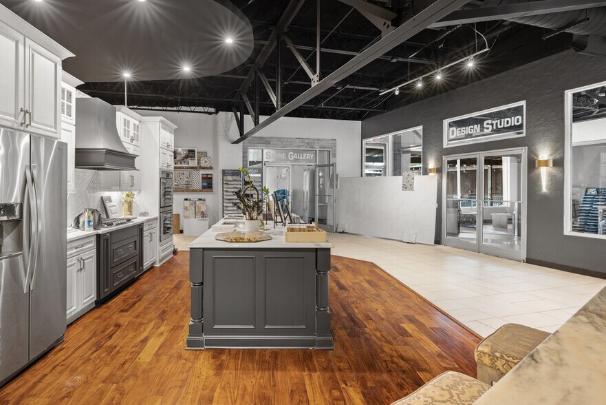 More Photos Of 2866 Poplar Ave, Memphis Storefront Retail Office For Sale